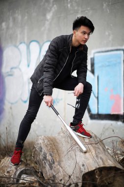 Asya genç adam kameraya poz sokakta