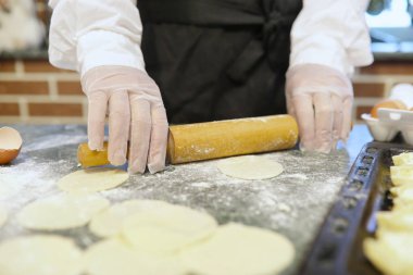 Erkek chef malzemeler kitch un ürünleri hazırlamak için kullanır