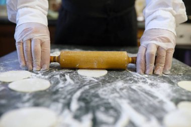 Erkek chef malzemeler kitch un ürünleri hazırlamak için kullanır