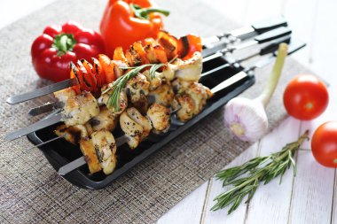 Pişmiş sebze ile metal şiş üzerinde kebap