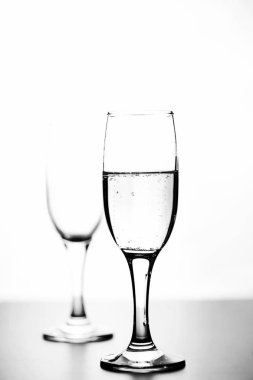 Şampanya beyaz arka plan üzerinde beyaz masada tek renkli fotoğraf