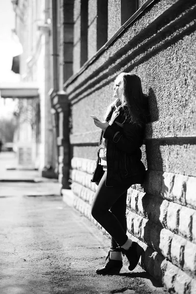 Bir genç kızın bir yolda siyah ve beyaz fotoğraf