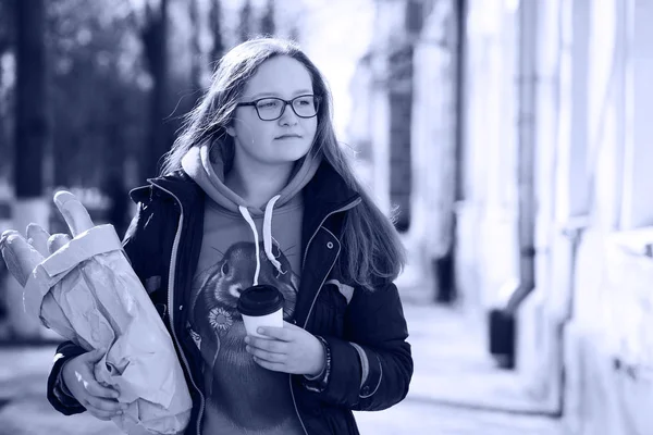 Black and white photo of a young girl on a walk — Stock Photo, Image