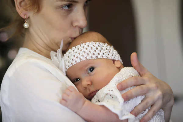 Симпатичная молодая мать с новорожденной дочерью на руках — стоковое фото