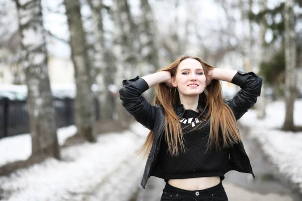 Şehirde yürüyüşe çıkmış güzel bir kız.