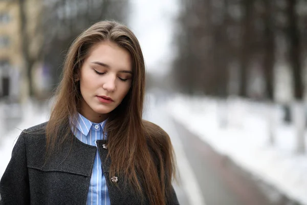 Młoda dziewczyna dla dorosłych w płaszcz na ulicy — Zdjęcie stockowe