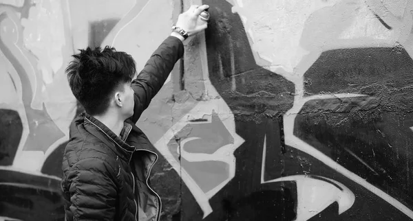 Черно-белое фото азиатского молодого человека, позирующего на улице — стоковое фото
