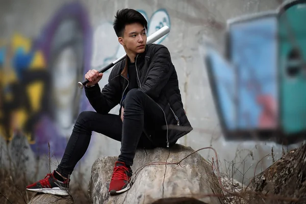 Ázsiai fiatal ember az utcán pózol a kamera — Stock Fotó