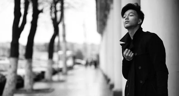 Noir blanc photo de asiatique jeune homme à l'extérieur posant — Photo