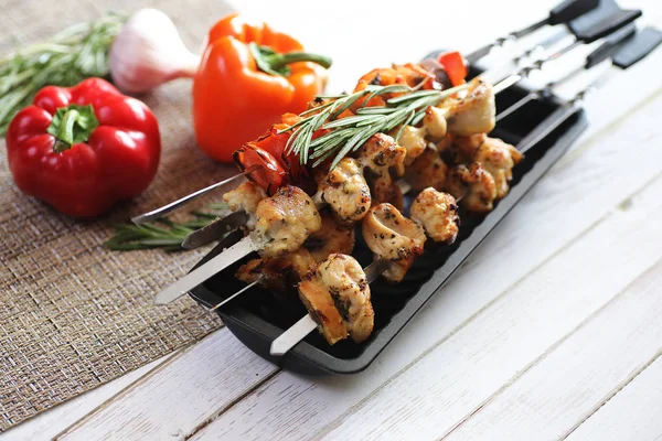 Pişmiş sebze ile metal şiş üzerinde kebap