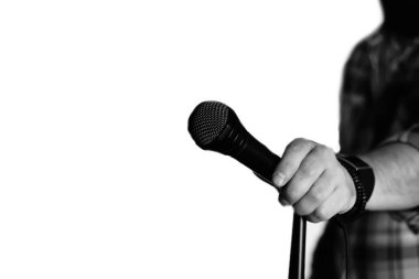 İzole mikrofon adam el