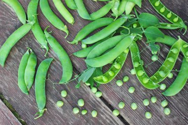 bezelye ahşap arka plan üzerinde