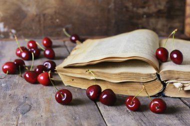 Retro kitap ve kiraz meyve