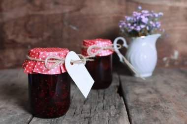 rustik ev yapımı reçel kavanoz ahşap arka plan ve çiçek