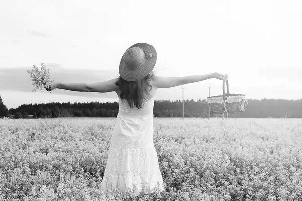 Portrait monochrome de jeune fille dans un chapeau debout dans une énorme fi — Photo