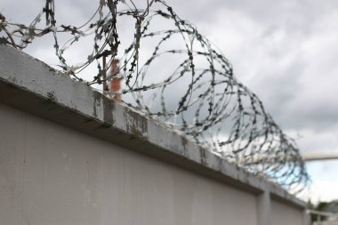 Tel çit kullanarak güvenlik sistemi