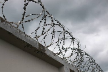 Tel çit kullanarak güvenlik sistemi