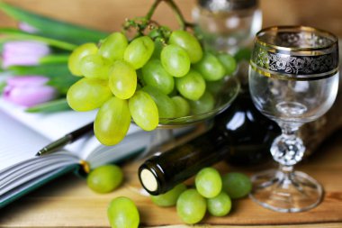 şarap şişesi kitap ve cam üzüm