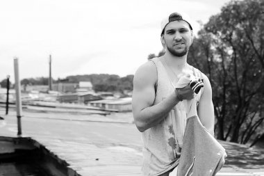 Siyah ve beyaz fotoğraf hip hop tarzı giyinmiş bir adam