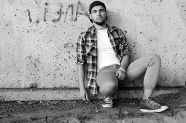 Siyah ve beyaz fotoğraf hip hop tarzı giyinmiş bir adam