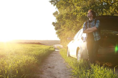 Biri rahat kıyafetler içinde açık alanlarda bir gezgin