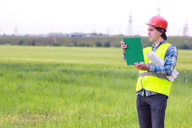 İnşaat alanında iki adam var.