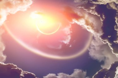 Gezegen Bulutların arasından delip geçiyor.