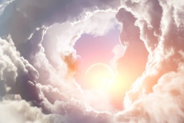 Güneş Bulutların arasından delip geçiyor.