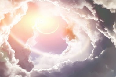 Gezegen Bulutların arasından delip geçiyor.