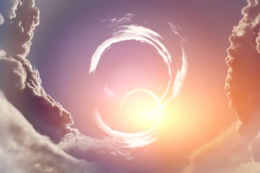 Güneş Bulutların arasından delip geçiyor.