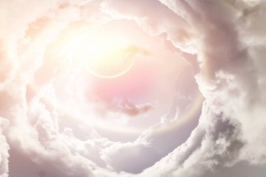 Gezegen Bulutların arasından delip geçiyor.