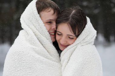 aşıklar bir tarihte kış öğleden sonra kar kar fırtınası çifti