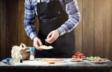 pizza hazırlama bir önlük adamım, hamur ve koyar INGR yoğurun