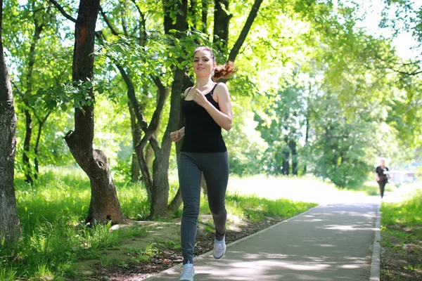 Vrouw sport run in park outdoor — Stockfoto