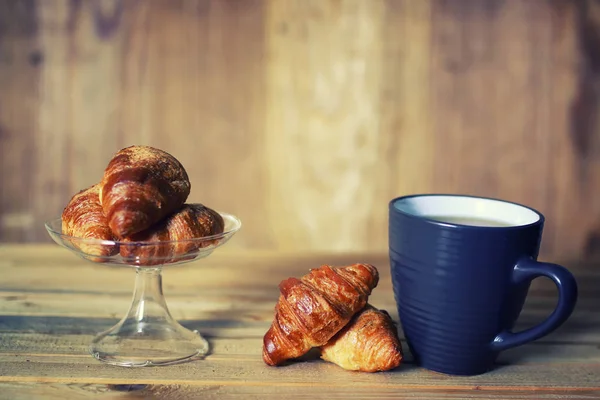 Thee beker croissant ontbijt — Stockfoto