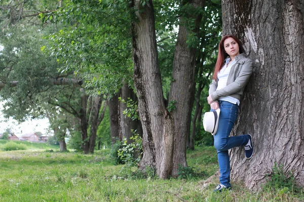 Femme dans le parc d'arbres en plein air — Photo
