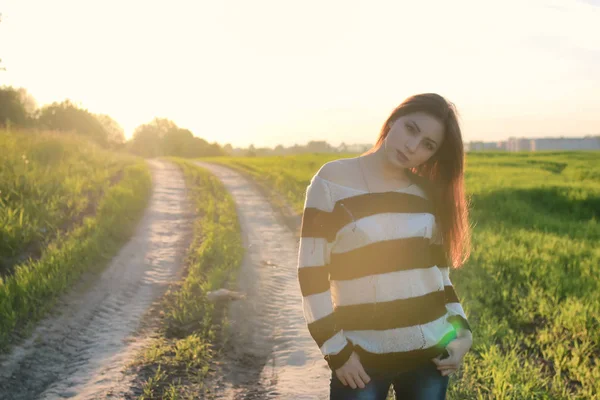 Moda ragazza nel campo al tramonto — Foto Stock