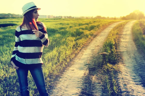 Ragazza in cappello campo moda tramonto — Foto Stock