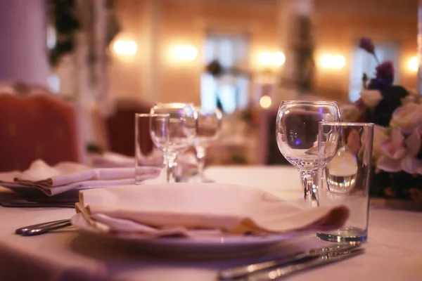 Glas wijn glazen op tafel geserveerd in het restaurant — Stockfoto