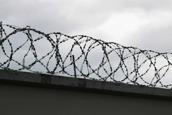 Tel çit kullanarak güvenlik sistemi