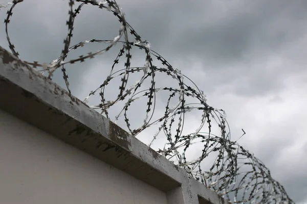 Tel çit kullanarak güvenlik sistemi