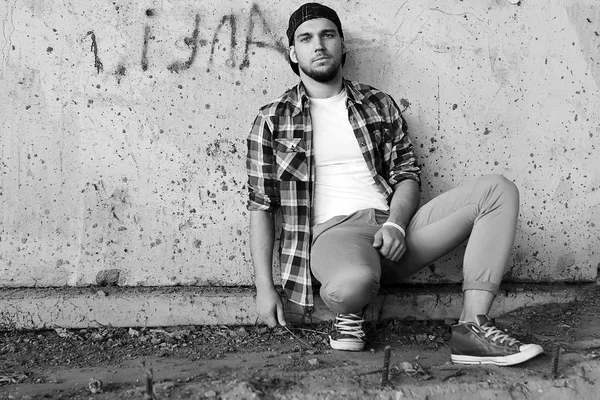 Siyah ve beyaz fotoğraf hip hop tarzı giyinmiş bir adam