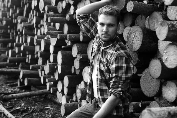 Homme à la transformation de l'usine — Photo