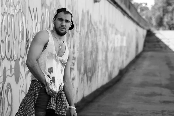 Foto em preto e branco de um homem vestido em estilo hip hop — Fotografia de Stock