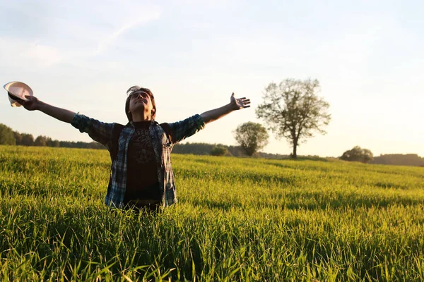 Biri rahat kıyafetler içinde açık alanlarda bir gezgin