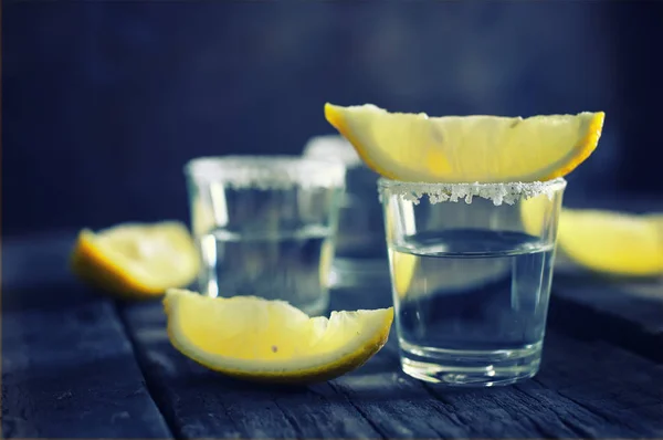 Tequila bílá sůl citrón dřevěné barevné — Stock fotografie