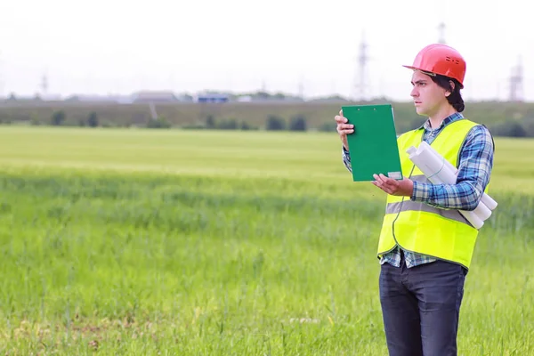 İnşaat alanında iki adam var.