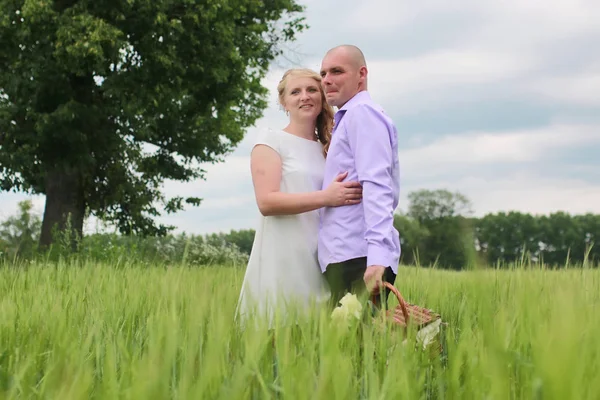 Çift aşık alanında yaz günde yürüyüş