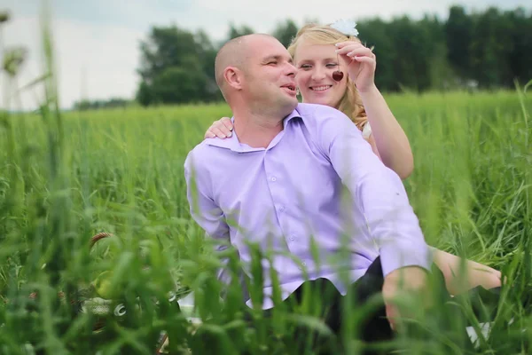 Çift aşık alanında yaz günde yürüyüş