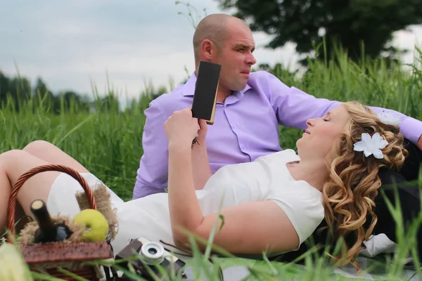 Pareja de amantes caminando en el campo en el día de verano —  Fotos de Stock